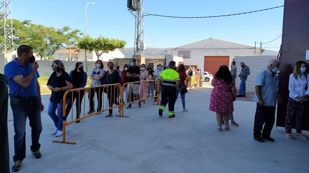 Cola para acceder al pabllón de deportes en una anterior convocatoria. 