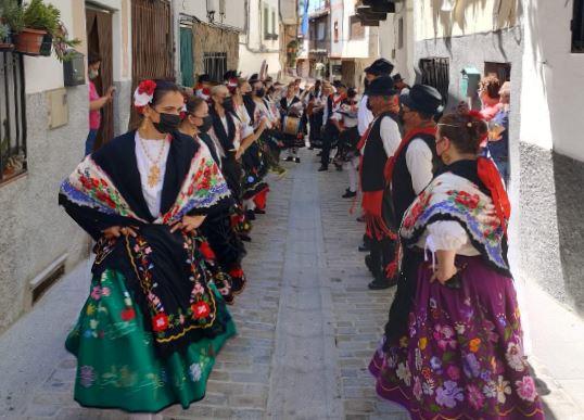 Los Jarentinos por las calles de Garganta la Olla.