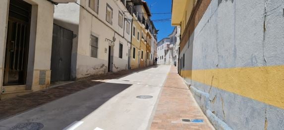 Calle Badajoz recientemente pavimentada.