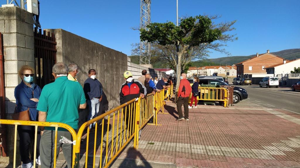 Esperando el turno para entrar en el pabellón de deportes para vacunarse.
