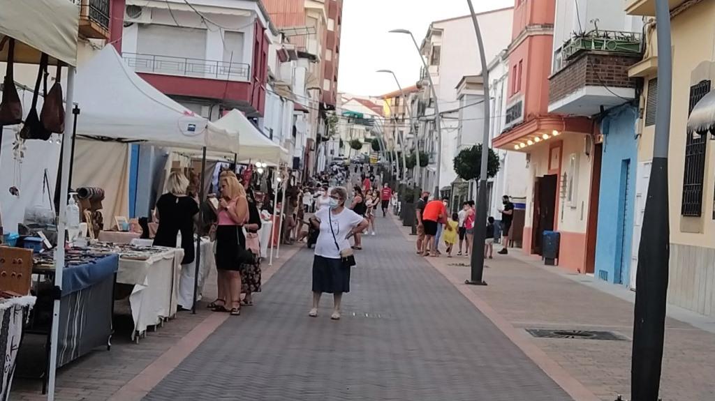 Mercado de artesanía en la avenida de Yuste. 