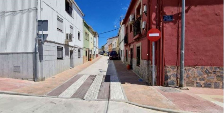Tramo final de la calle Barriada del Salobrar arreglado.