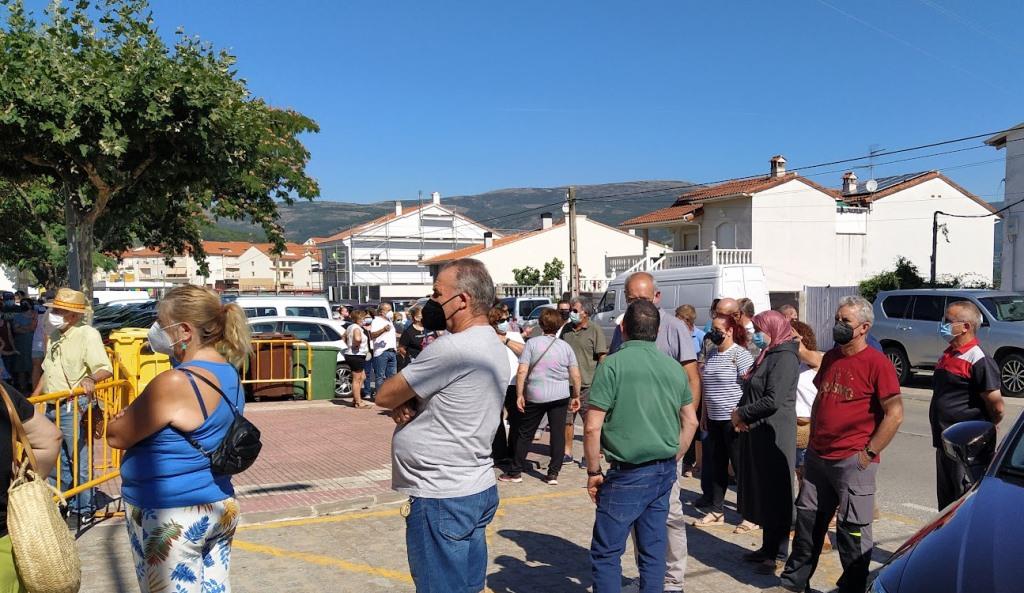 Gente esperando a vacunarse la pasada semana en el pabellón de deportes de Jaraíz. 