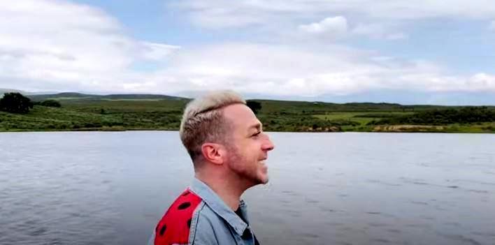 José Vaquero graba el videoclip de su último single en la dehesa de Jaraíz