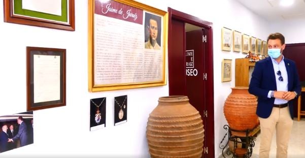 Inauguración de la exposición temporal de Jaime de Jaraíz por parte del alcalde, Luis Miguel Núñez. 