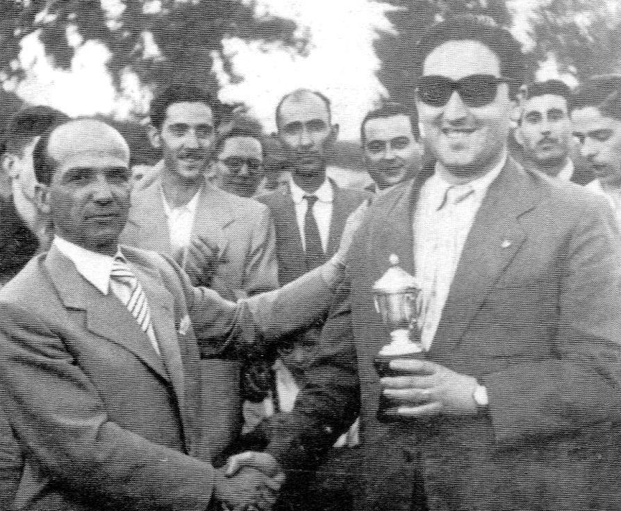 Julio Romero recibe un trofeo de ajedrez de manos de Albino Fernández, alcalde y presidente de la Federación Extremeña en ese momento.