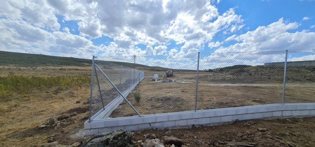 Construcción del cierre perimetral del dolmen. 
