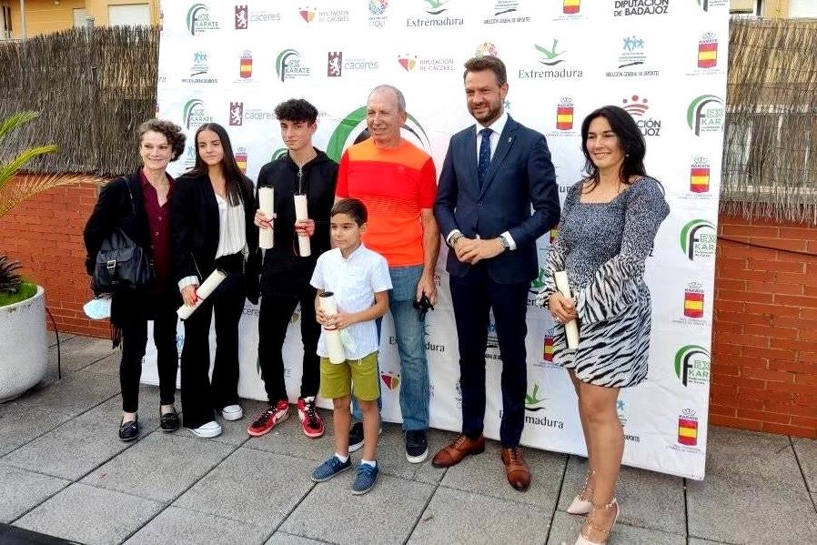 Los premiados con el alcalde y responsables del Club de Karate Jaraíz. 