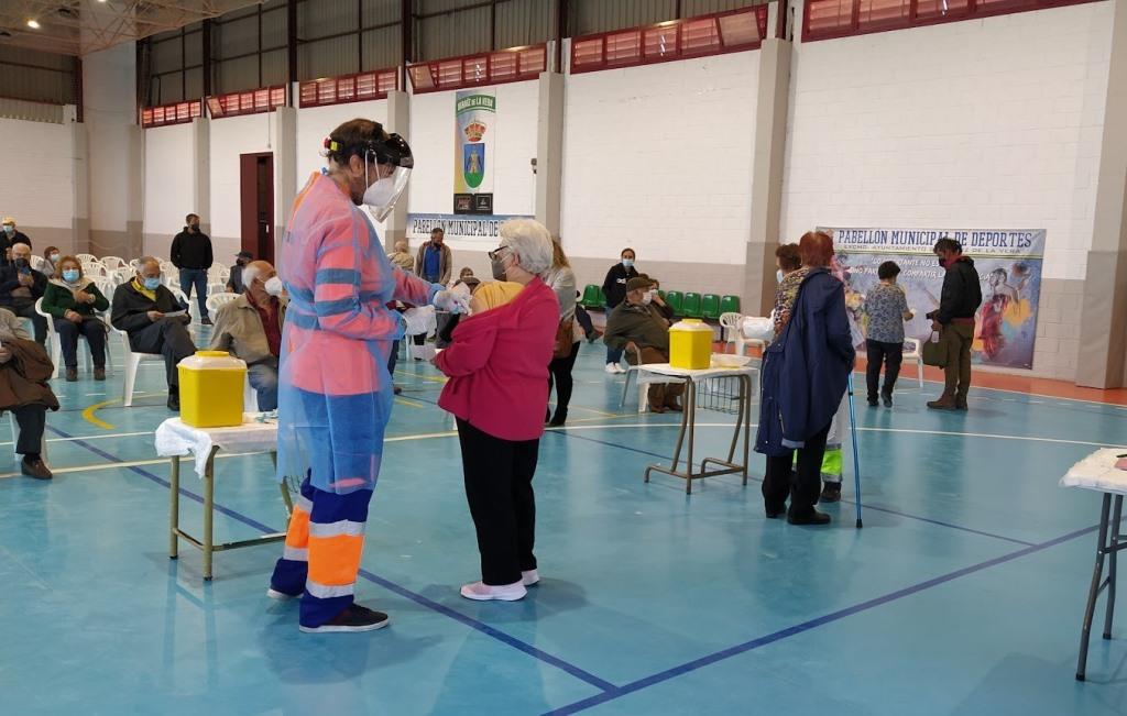 Vacunaciones en el pabellón del polideportivo municipal. 