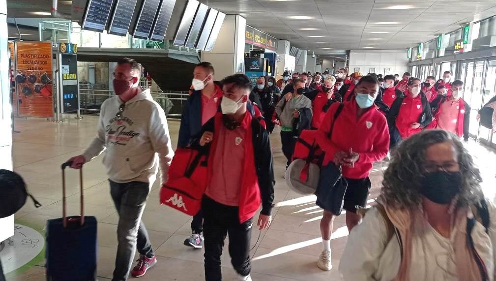Jugadores, técnicos, directivos y aficionados embarcando en Barajas.