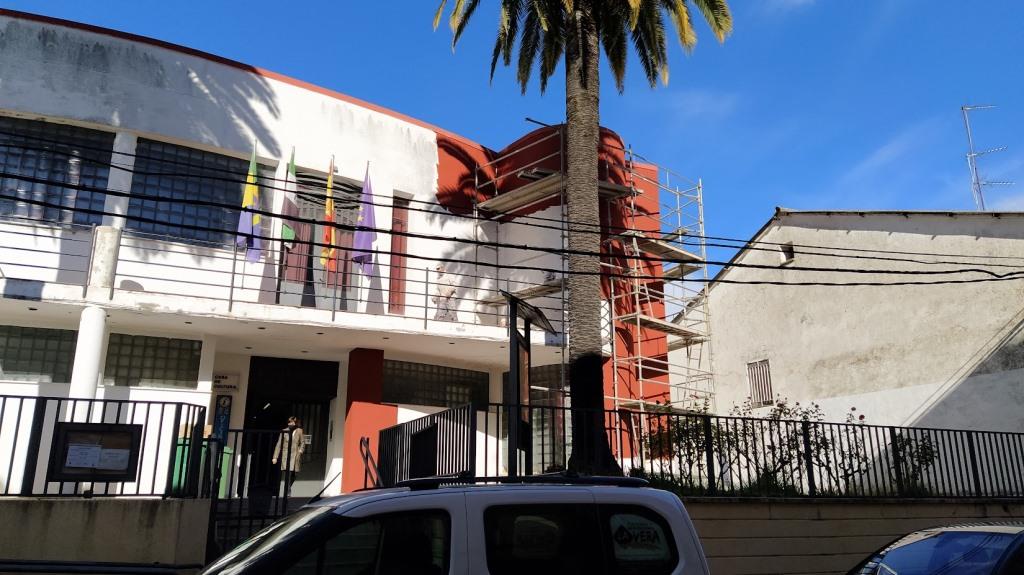 Pintado de la fachada de la Casa de la Cultura. 