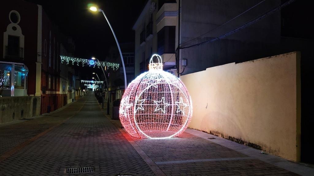Bola navideña instalada en una de las entradas de la avenida de Yuste. 