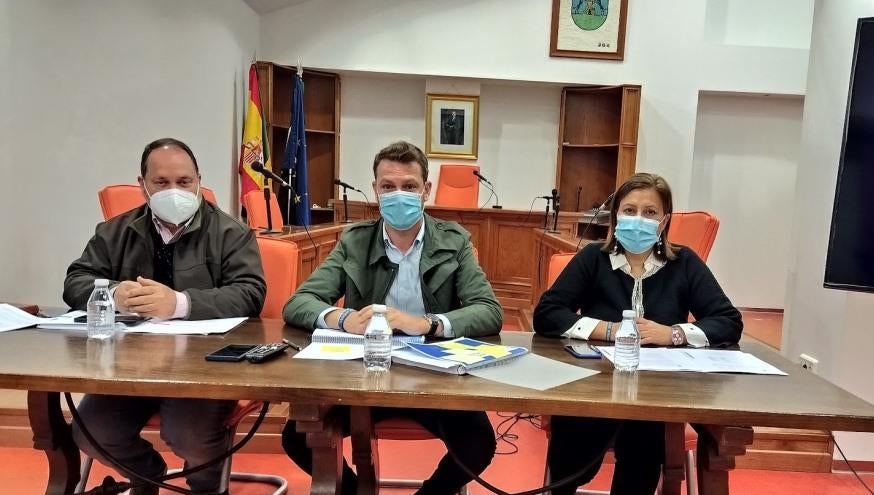 Núñez y Monserrat López durante la presentación de las cuentas. 