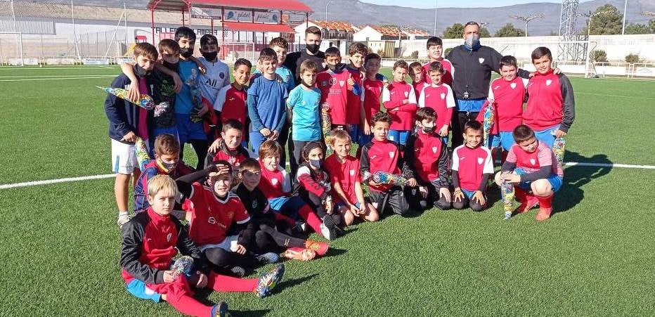 Bella y Bebi Besale con varios de los niños participantes.
