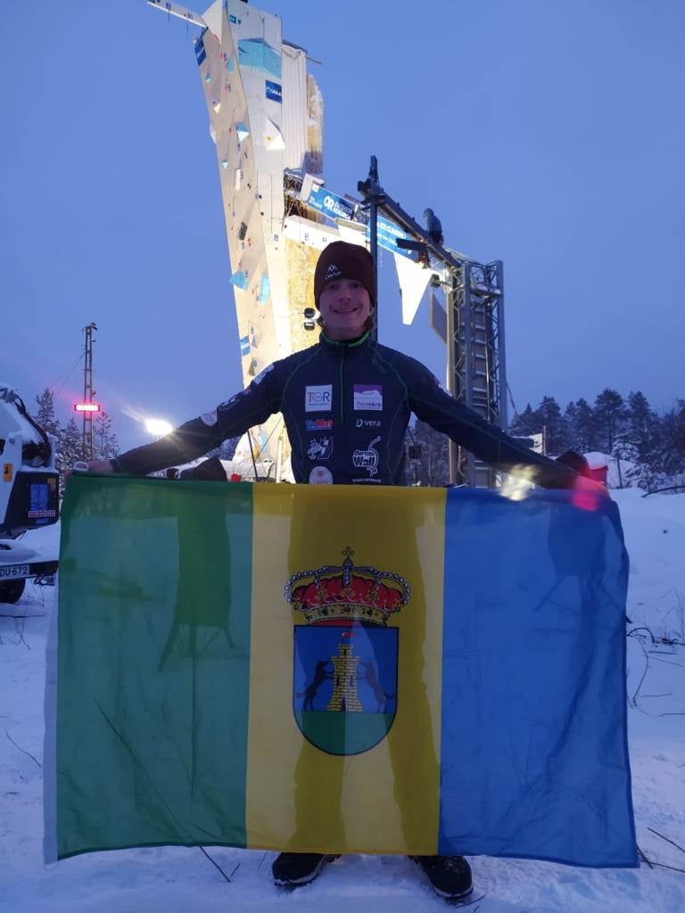 Pablo exhibiendo la bandera de su pueblo. 