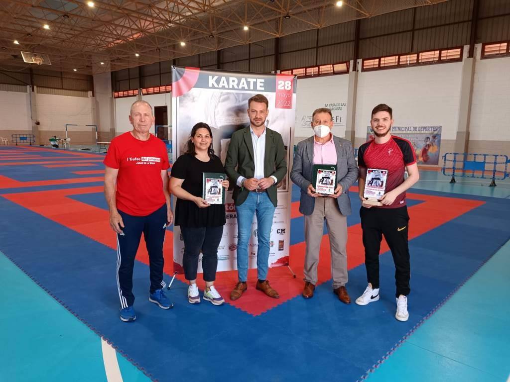 Ayuntamiento, Federación Extremeña y fundador del I Trofeo del Pimentón con las placas. 