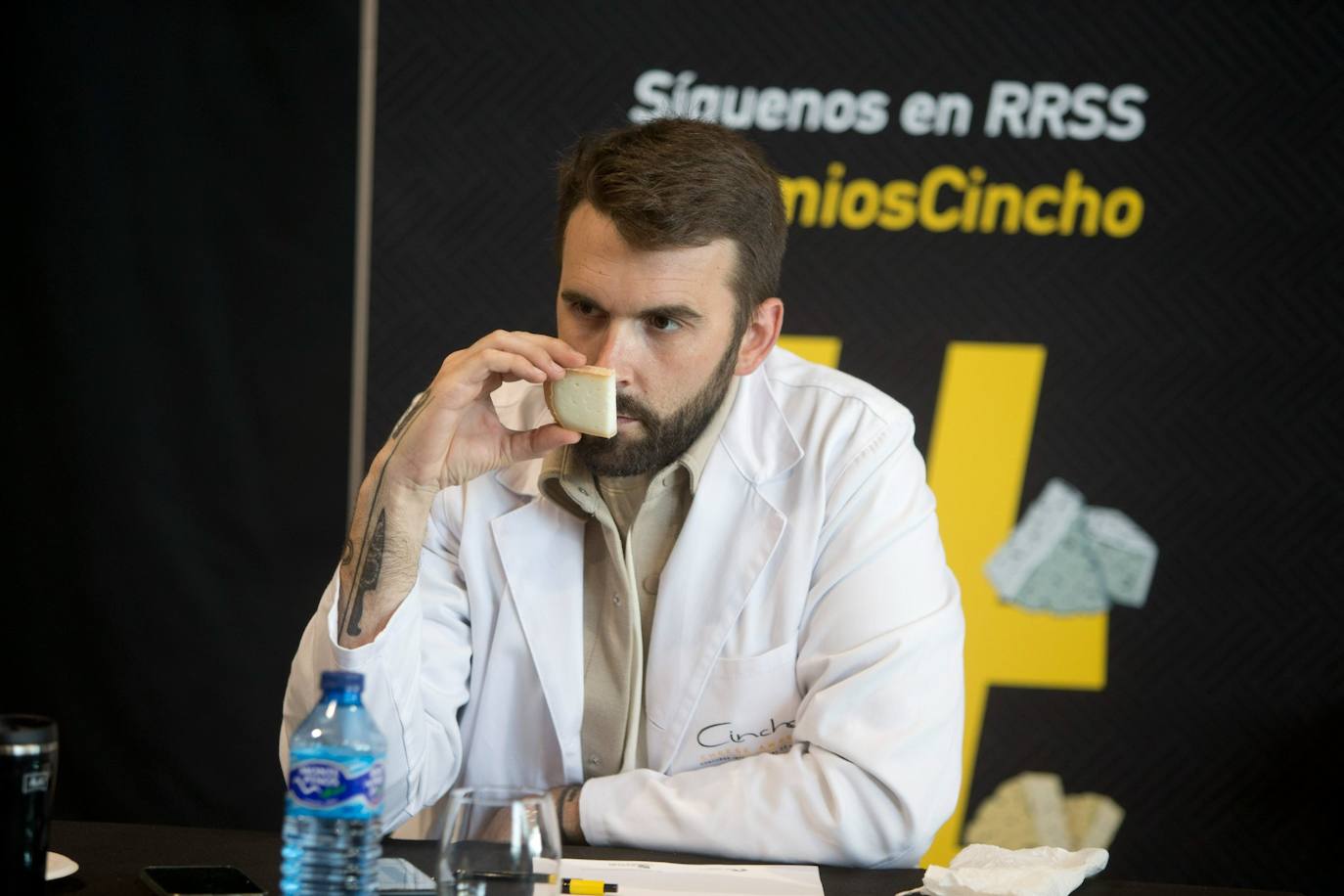 Emilio José Martín catando una muestra de queso.