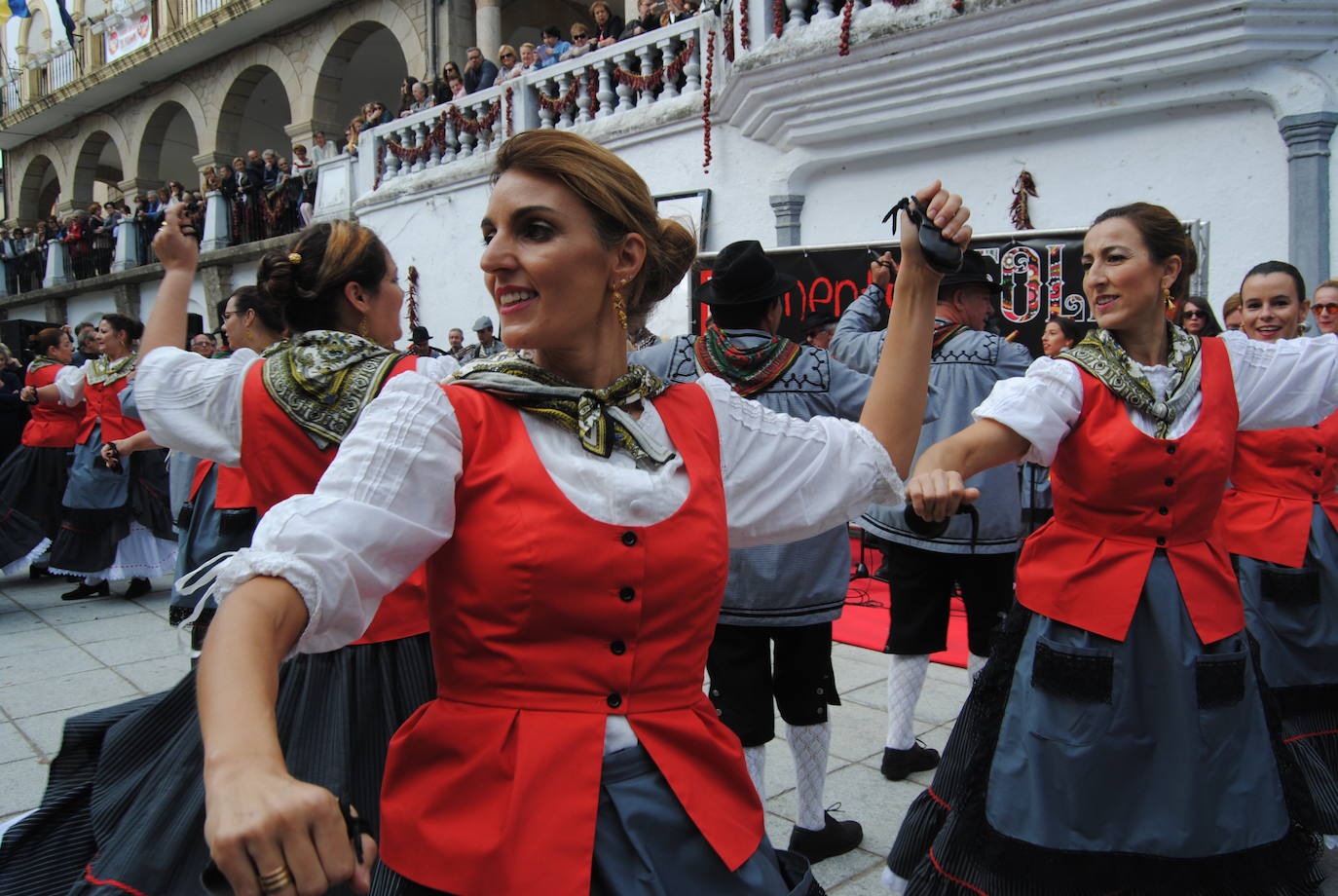 Coros y Danzas Los Jarentinos, en la última edición del festival, en la Plaza Mayor. 