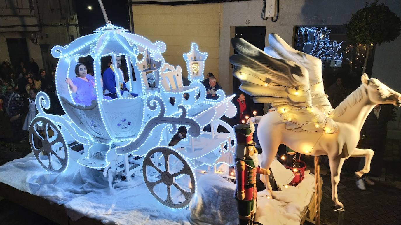 Los niños arropan a los personajes de Disney en su visita a Jaraíz