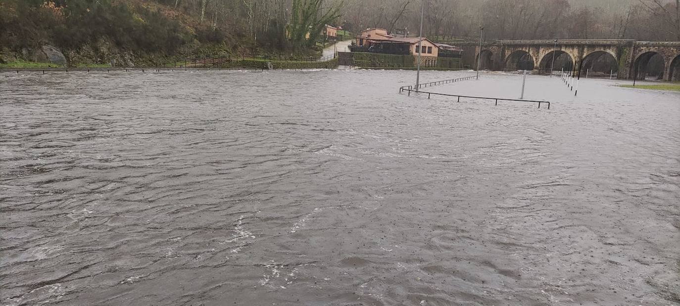 El Lago desbordado, con las zonas de playa sumergidas bajo las aguas. 