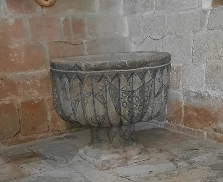 La pieza en su rincón del arco toral del presbiterio. 