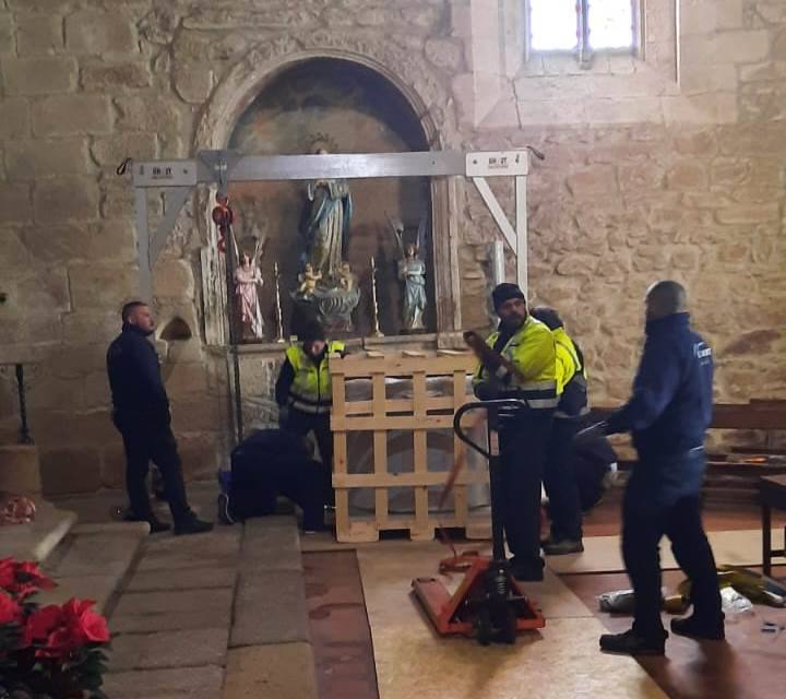 La valiosa pila bautismal jaraiceña ya está otra vez en la iglesia de Santa María