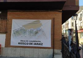 Cartel anunciado las obras de remodelación colocado en la terraza.