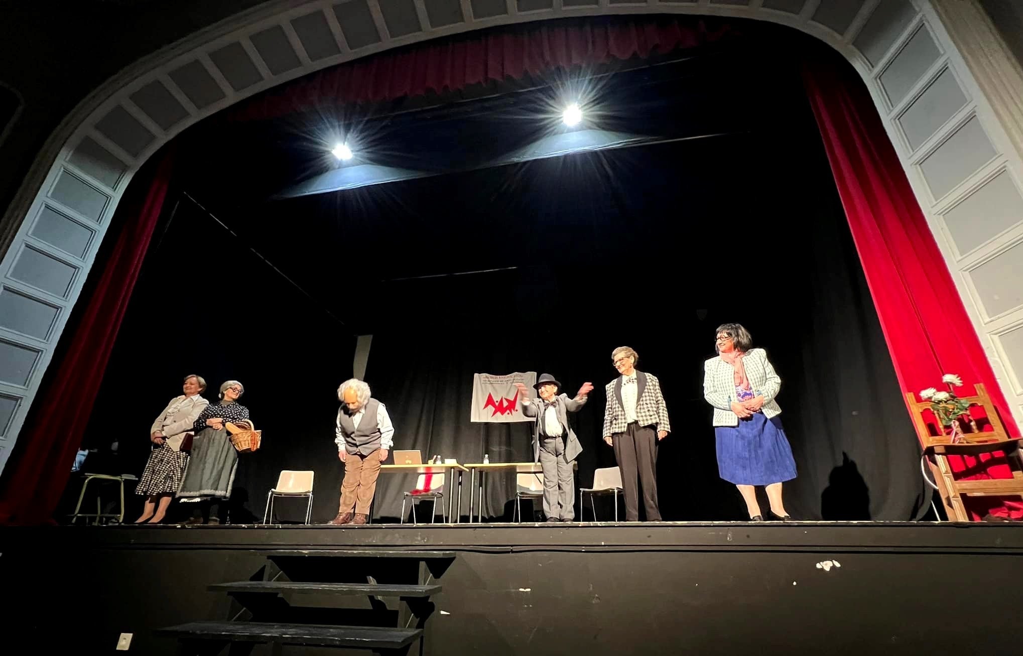 Mujer Jaraiceña representa en el teatro-cine Avenida '¡Anda, mi madre!'