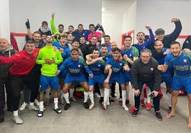 Los jugadores, técnicos, directivos y el alcalde celebran este hito del deporte jaraiceño: ganar la Liga.