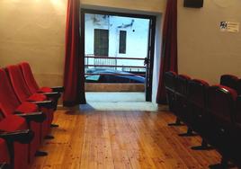 Pasillo creado para facilitar la salida y entrada a las personas con movilidad reducida (y emergencias.