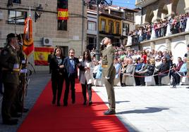 Luis Felipe Guerra, del brazo de Ana Tovar y Lara Cortés, en el momento de ir a jurar.