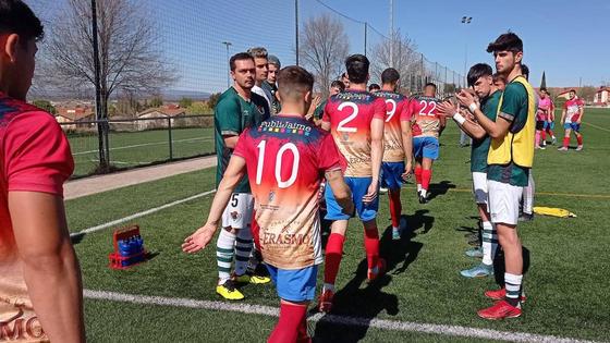El Cacereño B hace el pasillo al Jaraíz como campeón de la Primera Extremeña