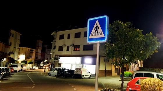 Instalan pilonas y señales luminosas en los pasos de peatones para evitar accidentes