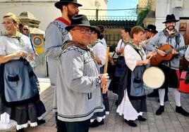 Los Coros y Danzas Los Jarentinos, este mediodía.