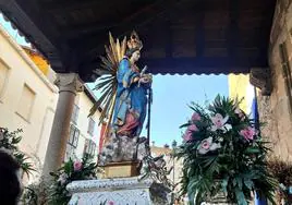 Entrada de la Virgen, ayer por la tarde, en la iglesia de Santa María.