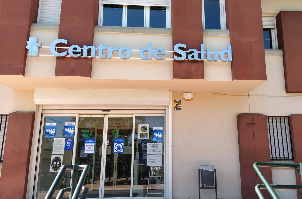 Presentan casi dos mil firmas para que se cubran las bajas en el centro de salud