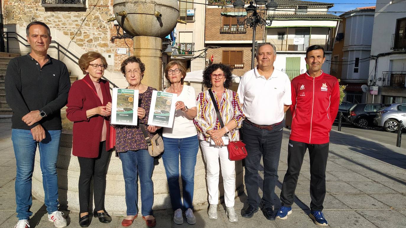 Entrega de los beneficios del cross y la ruta senderista a Cáritas y la AECC.