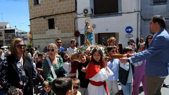 La población se vuelca con la imagen de la Patrona dedicada a los niños