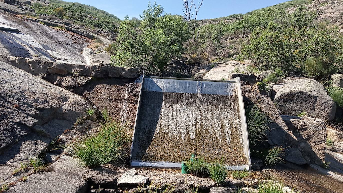 El agua continúa entrando en la presa por la toma de arriba.