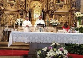 Monseñor Ernesto Brotóns, en su primera visita a Jaraíz, en la iglesia de San Miguel.