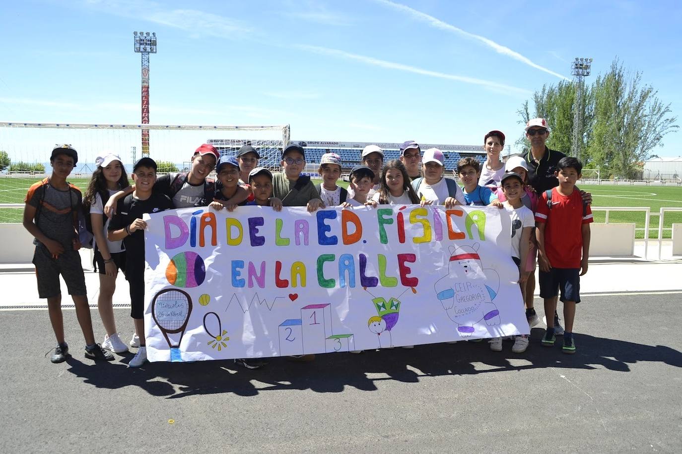 Alumnos y profesores celebrando la jornada.