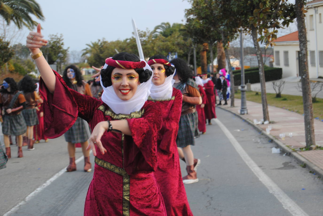 Pasacalle de peñas, comparsas y grupos en el Carnaval de este año.