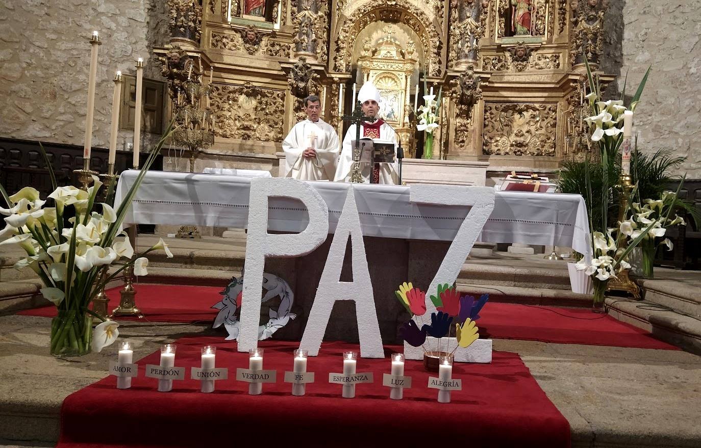 Ornametación del altar, el párroco y el obispo.