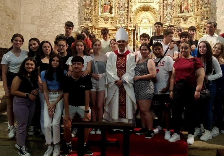 Los jóvenes realizan la ofrenda en la misa por la paz en el mundo