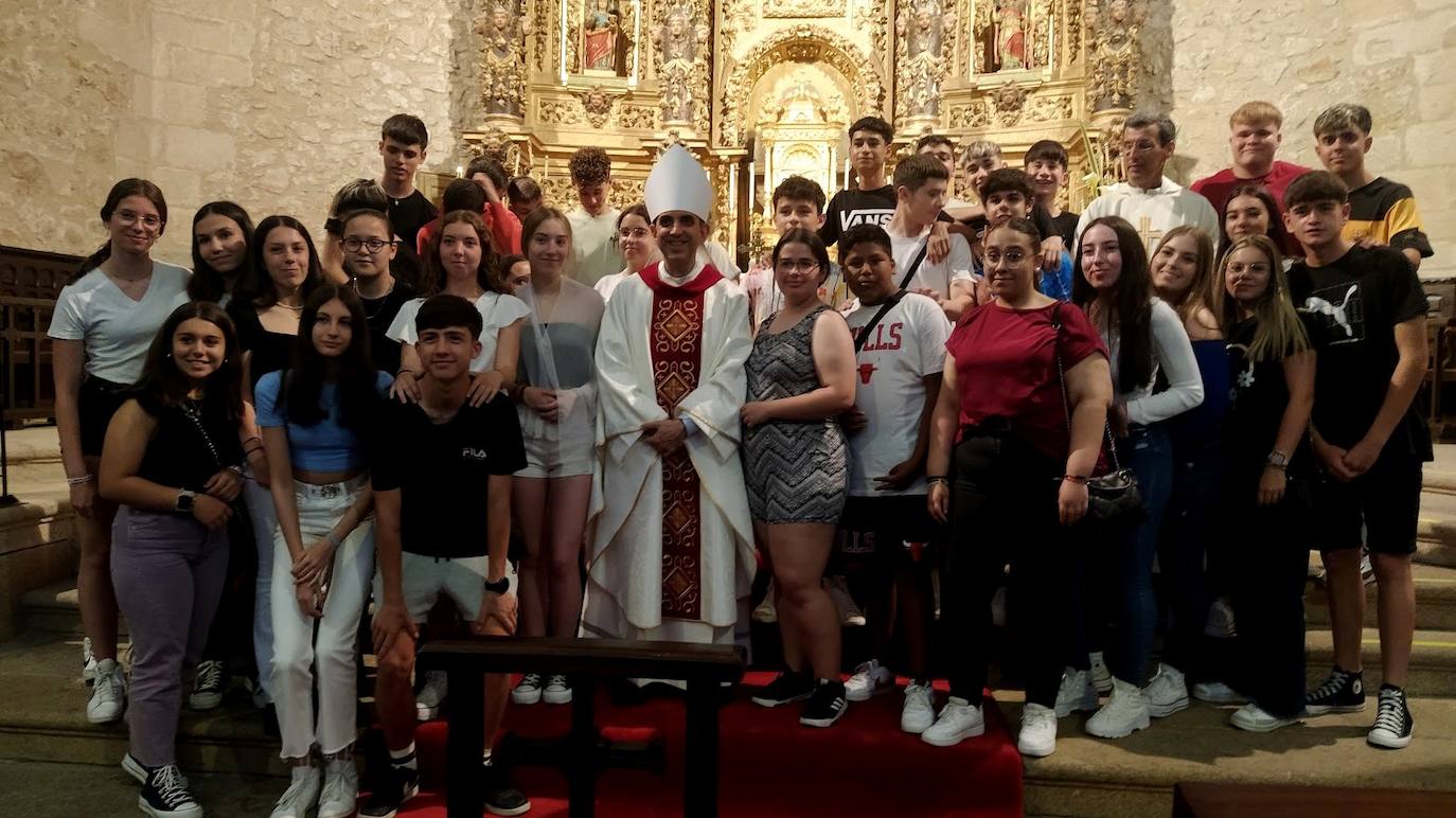 Los jóvenes realizan la ofrenda en la misa por la paz en el mundo