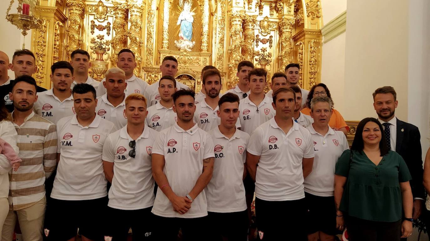 Jugadores, técnicos, directivos y autoridades posan con la Patrona de fondo.