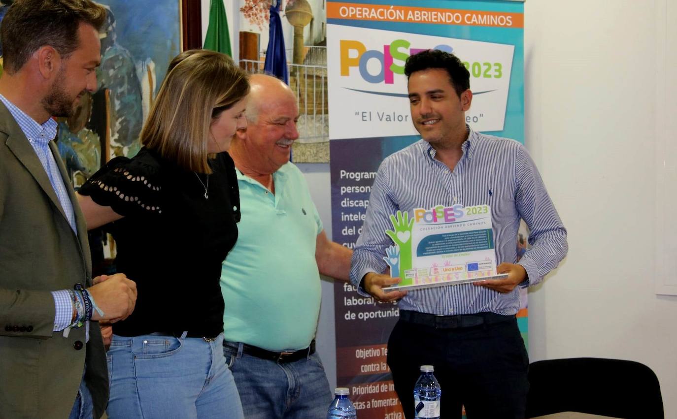 Entrega de la placa a Ismael Villalobos.