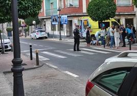 El accidentado atendido en el lugar del suceso por los servicios sanitarios.