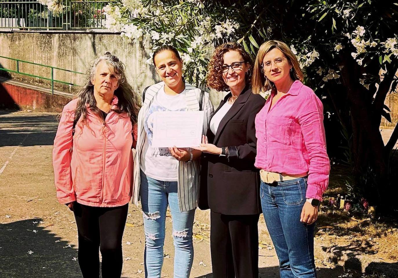 Entrega del dinero a las representantes de la asociación por parte del instituto.