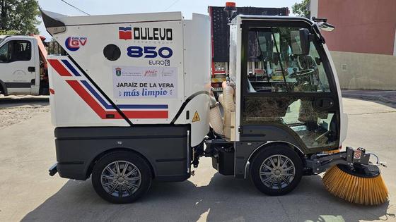 El servicio municipal de limpieza se refuerza con una máquina barredora